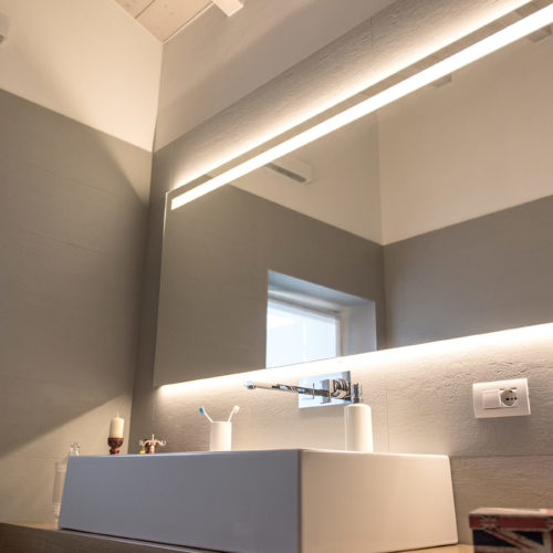 Referenze Arredo Bagno Specchio con illuminazione led integrata 1