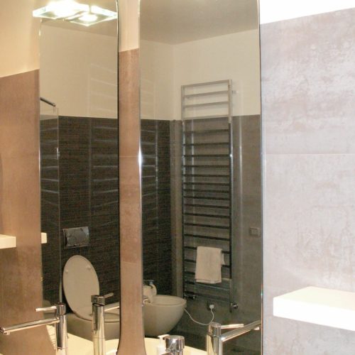 Referenze Arredo Bagno Specchio sagomato con lampada 1